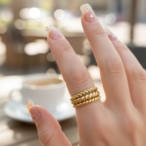 Elegant size 6 Gold-Tone Twisted Ring